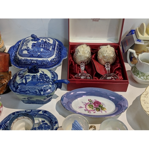 203 - A mixed lot to include blue and white china, Lurpak promotional items, modern beer steins, The Villa... 