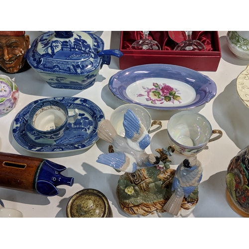 203 - A mixed lot to include blue and white china, Lurpak promotional items, modern beer steins, The Villa... 