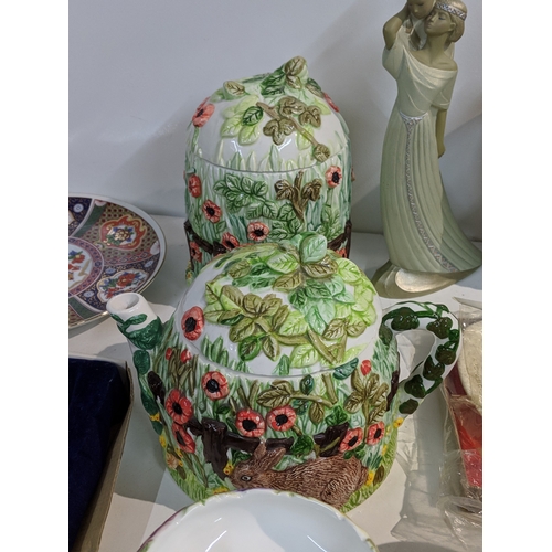 203 - A mixed lot to include blue and white china, Lurpak promotional items, modern beer steins, The Villa... 