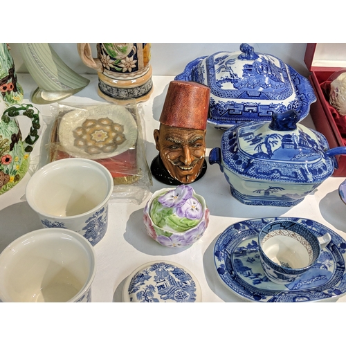 203 - A mixed lot to include blue and white china, Lurpak promotional items, modern beer steins, The Villa... 