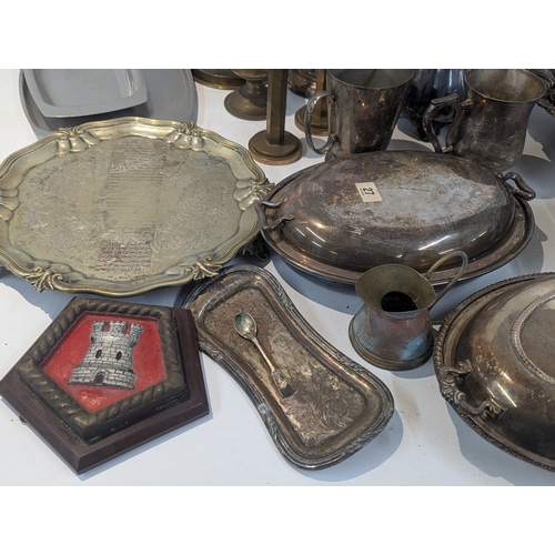 40 - Mixed metalware to include a silver plated basket having a flared scalloped embossed rim with swing ... 