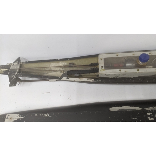 237 - A scratch-built radio controlled submarine 140cm  long A/F Location:
If there is no condition report... 