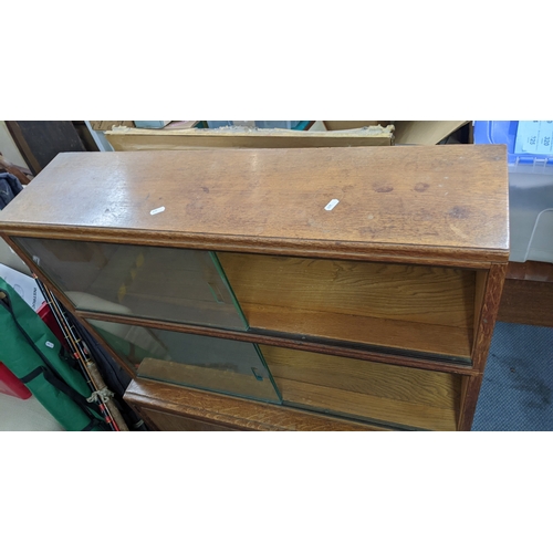 304 - An early/mid 20th century Globe Wernicke style oak bookcase, 108cm h x 89cm w
Location:
If there is ... 