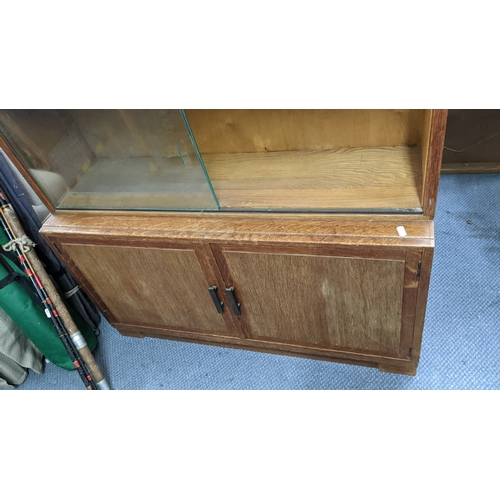 304 - An early/mid 20th century Globe Wernicke style oak bookcase, 108cm h x 89cm w
Location:
If there is ... 