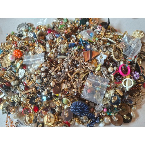 52 - A quantity of single earrings, loose stones to include garnets, loose beads and broken vintage jewel... 