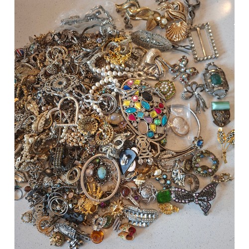 52 - A quantity of single earrings, loose stones to include garnets, loose beads and broken vintage jewel... 