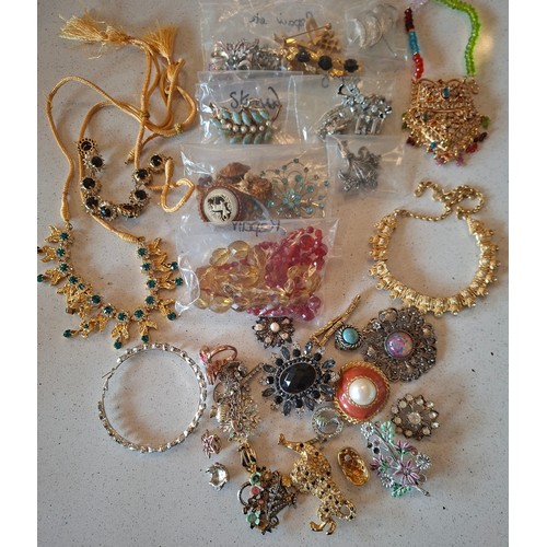 52 - A quantity of single earrings, loose stones to include garnets, loose beads and broken vintage jewel... 
