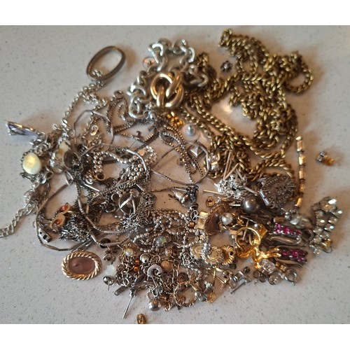 52 - A quantity of single earrings, loose stones to include garnets, loose beads and broken vintage jewel... 