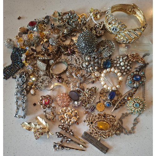 52 - A quantity of single earrings, loose stones to include garnets, loose beads and broken vintage jewel... 