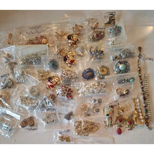 52 - A quantity of single earrings, loose stones to include garnets, loose beads and broken vintage jewel... 