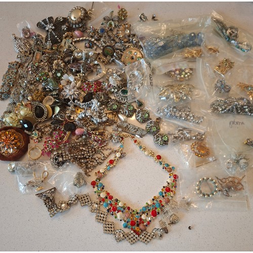 52 - A quantity of single earrings, loose stones to include garnets, loose beads and broken vintage jewel... 