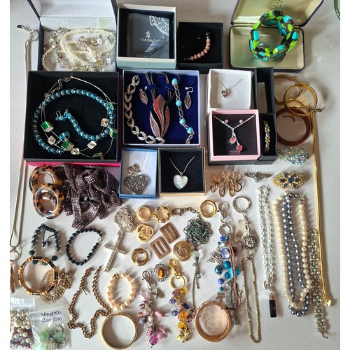 55 - Modern costume jewellery and small collectables to include an Ikita necklace, a Lladro pin brooch in... 