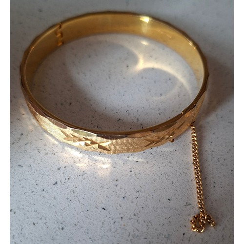 55 - Modern costume jewellery and small collectables to include an Ikita necklace, a Lladro pin brooch in... 