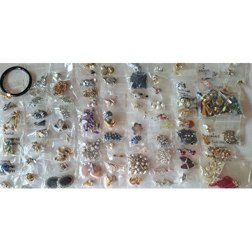 55 - Modern costume jewellery and small collectables to include an Ikita necklace, a Lladro pin brooch in... 