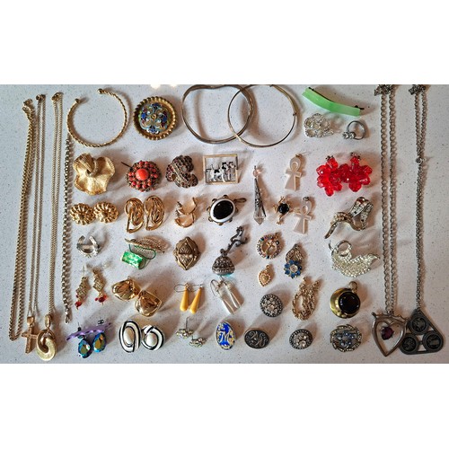 56 - A quantity of costume jewellery to include Victorian brooches, a Trifari gold tone leaf bracelet, la... 