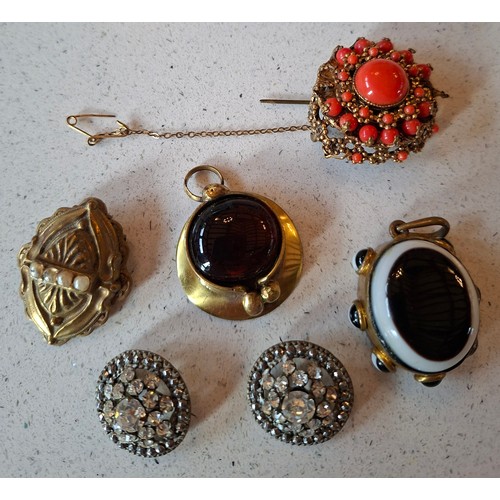 56 - A quantity of costume jewellery to include Victorian brooches, a Trifari gold tone leaf bracelet, la... 