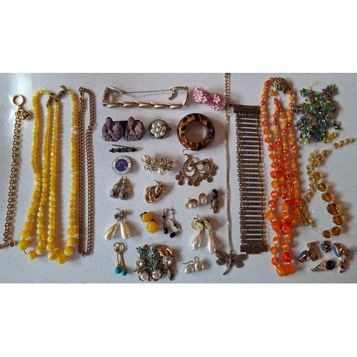 56 - A quantity of costume jewellery to include Victorian brooches, a Trifari gold tone leaf bracelet, la... 