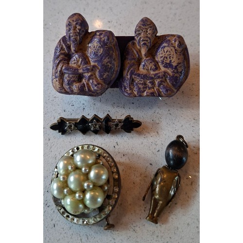 56 - A quantity of costume jewellery to include Victorian brooches, a Trifari gold tone leaf bracelet, la... 