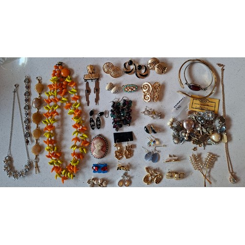 56 - A quantity of costume jewellery to include Victorian brooches, a Trifari gold tone leaf bracelet, la... 