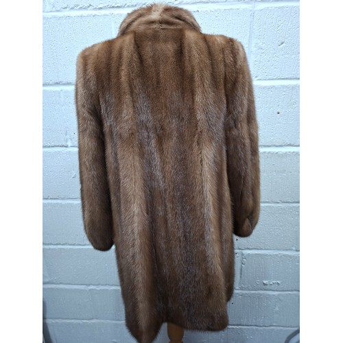 60 - A late 20th Century mid brown mink hip length coat approx 36