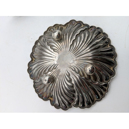 59 - A Spanish silver pin dish and a pair of silver asparagus tongs, 62g
Location:P6
If there is no condi... 