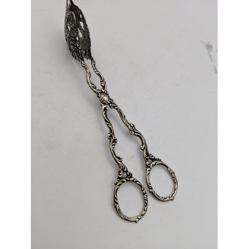 59 - A Spanish silver pin dish and a pair of silver asparagus tongs, 62g
Location:P6
If there is no condi... 
