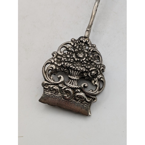 59 - A Spanish silver pin dish and a pair of silver asparagus tongs, 62g
Location:P6
If there is no condi... 
