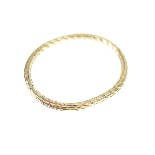 18 - A 9ct yellow gold hinged bangle, with diamond cut pattern, box clasp stamped 375, 7cm x 6cm, 13.7g
L... 