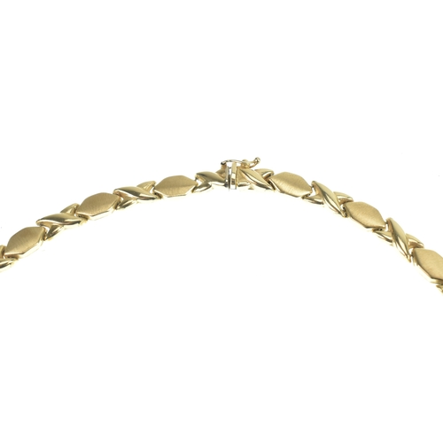 2 - A 14ct yellow gold hugs and kisses (XO) link necklace, having a box and tongue clasp,  featuring a p... 