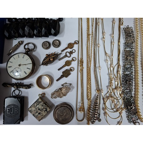 54 - A quantity of jewellery to include a Swarovski necklace having a coloured crystal pendant and brande... 