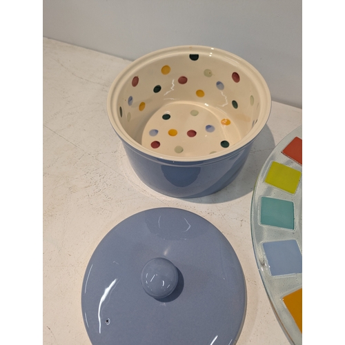 34 - A mixed group of collectables to include two Villeroy and Boch twist Alea Vitrum glass bowls, An Emm... 