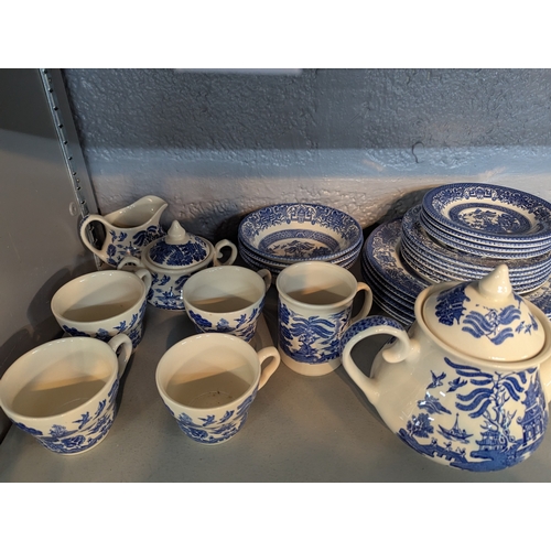 51 - A mixed lot to include a Arnstadt Kristall, Antike rubin vase, a cut glass pitcher with silver plate... 