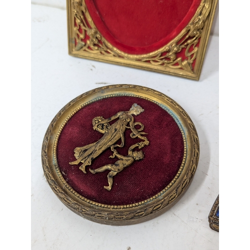 7 - Collectables to include a looping seven jewel 8-day mantle clock A/F, a gilt metal mantel clock and ... 