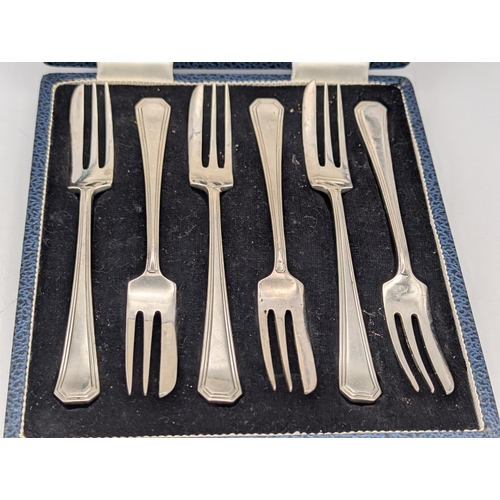 54 - A set of six Mappin and Webb silver cake forks, hallmarked Sheffield 1965, housed in a fitted case, ... 