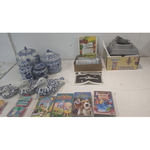 519 - THIS LOT HAS BEEN WITHDRAWN

A mixed lot to include a modern Chinese blue and white ginger jar, an A... 