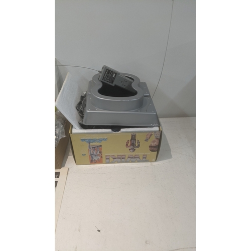 519 - THIS LOT HAS BEEN WITHDRAWN

A mixed lot to include a modern Chinese blue and white ginger jar, an A... 