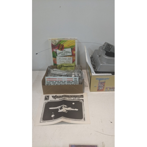 519 - THIS LOT HAS BEEN WITHDRAWN

A mixed lot to include a modern Chinese blue and white ginger jar, an A... 