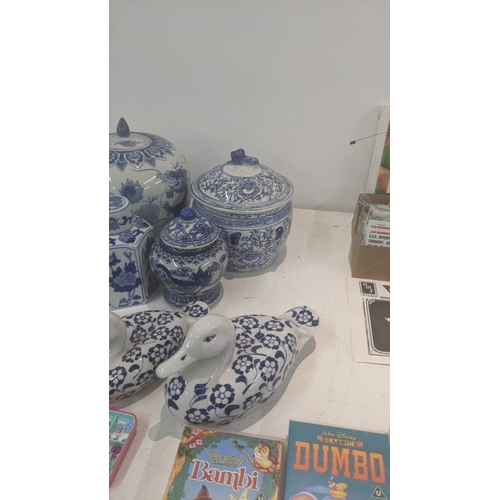 519 - THIS LOT HAS BEEN WITHDRAWN

A mixed lot to include a modern Chinese blue and white ginger jar, an A... 