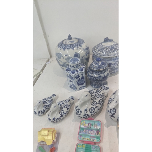 519 - THIS LOT HAS BEEN WITHDRAWN

A mixed lot to include a modern Chinese blue and white ginger jar, an A... 