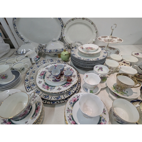 16 - A mixed lot of ceramics to include a pair of Paragon teacups and saucers, Royal Albert cups and sauc... 