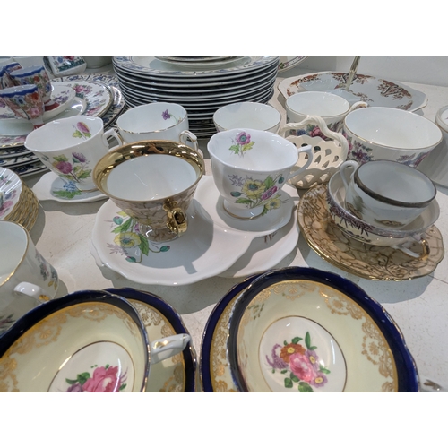 16 - A mixed lot of ceramics to include a pair of Paragon teacups and saucers, Royal Albert cups and sauc... 