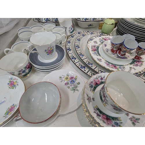 16 - A mixed lot of ceramics to include a pair of Paragon teacups and saucers, Royal Albert cups and sauc... 