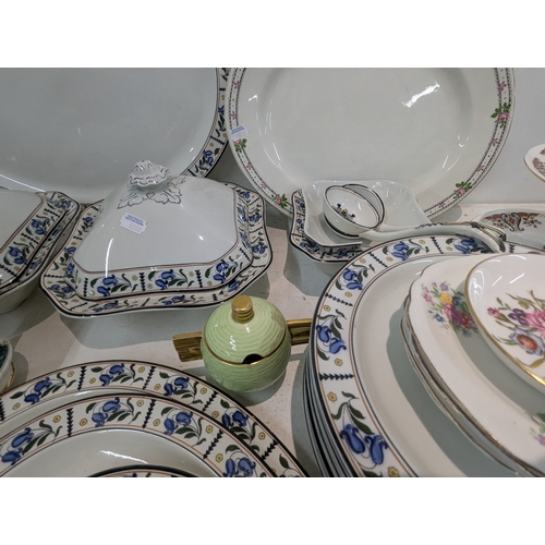 16 - A mixed lot of ceramics to include a pair of Paragon teacups and saucers, Royal Albert cups and sauc... 