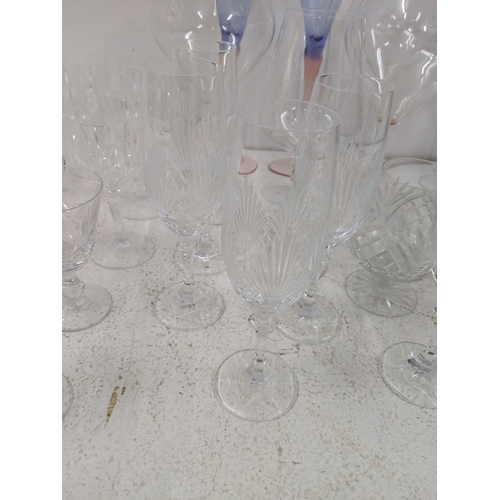 31 - Mixed glassware to include wine glasses, champagne flutes, brandy balloons and others
Location: 3-3
... 