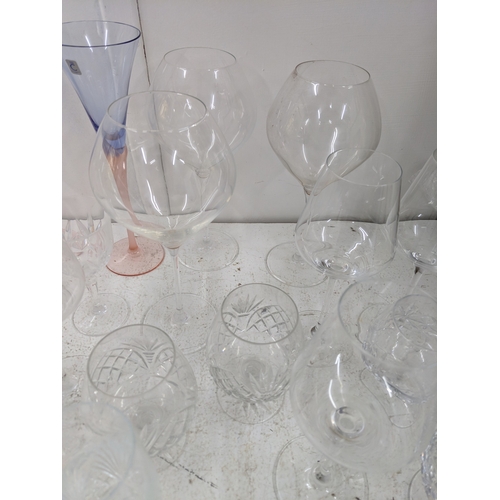 31 - Mixed glassware to include wine glasses, champagne flutes, brandy balloons and others
Location: 3-3
... 