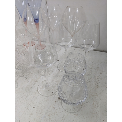 31 - Mixed glassware to include wine glasses, champagne flutes, brandy balloons and others
Location: 3-3
... 