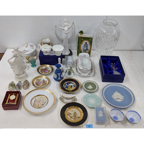 35 - A small mixed lot to include Wedgwood items, a glass vase, Chinese perfume bottles and other Orienta... 