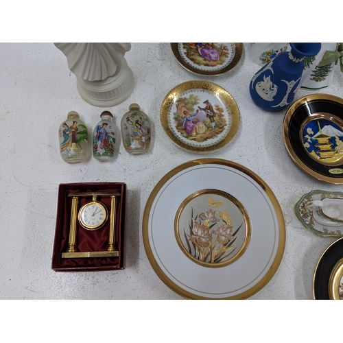 35 - A small mixed lot to include Wedgwood items, a glass vase, Chinese perfume bottles and other Orienta... 