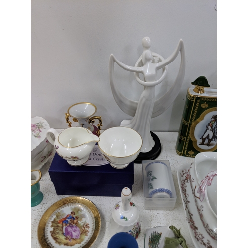 35 - A small mixed lot to include Wedgwood items, a glass vase, Chinese perfume bottles and other Orienta... 