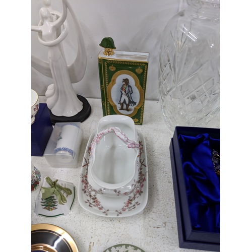 35 - A small mixed lot to include Wedgwood items, a glass vase, Chinese perfume bottles and other Orienta... 
